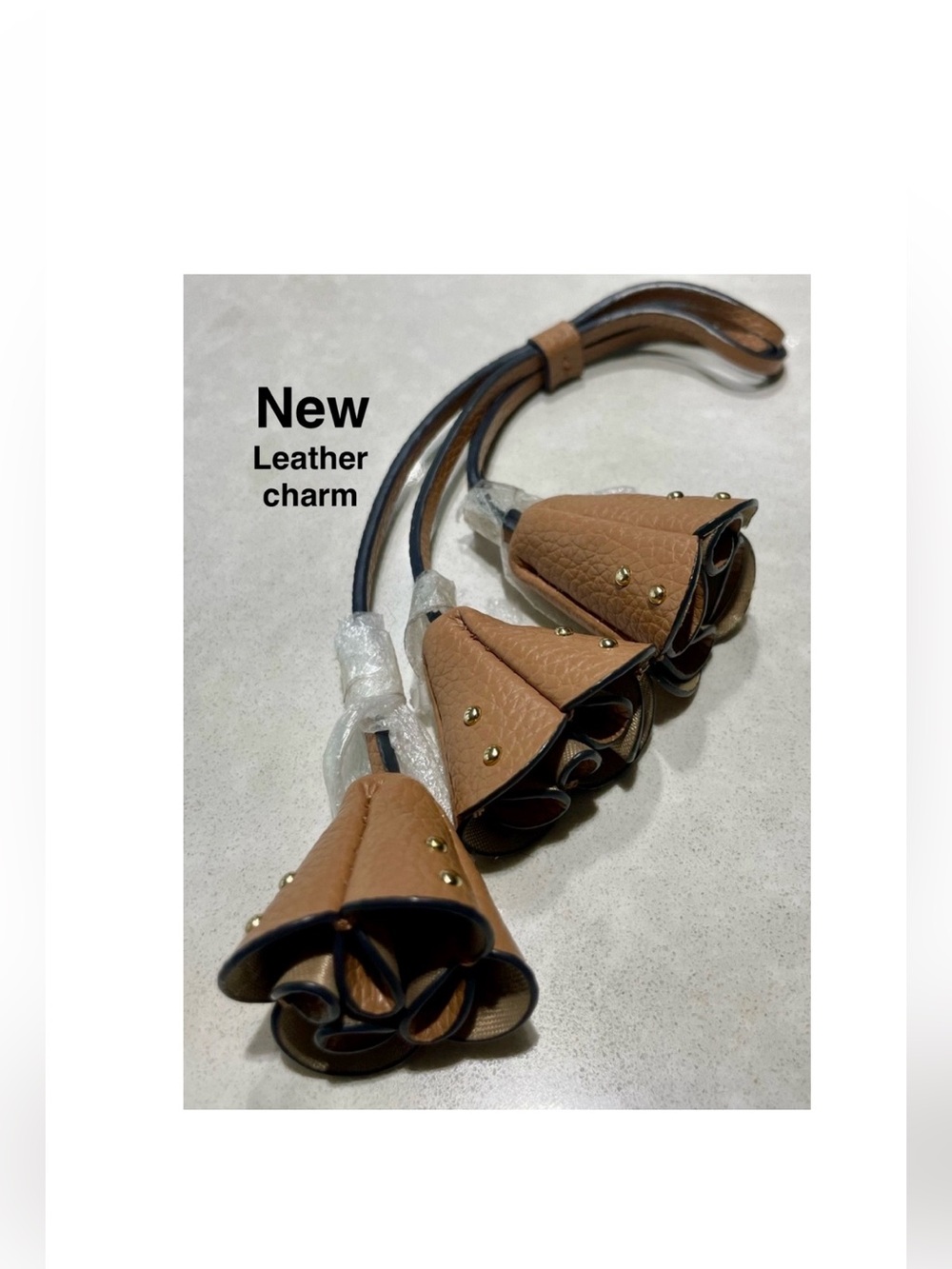 New dooney & bourke Caramel Tan pebble Leather Charms with Gold Studs⭐️⭐️⭐️
